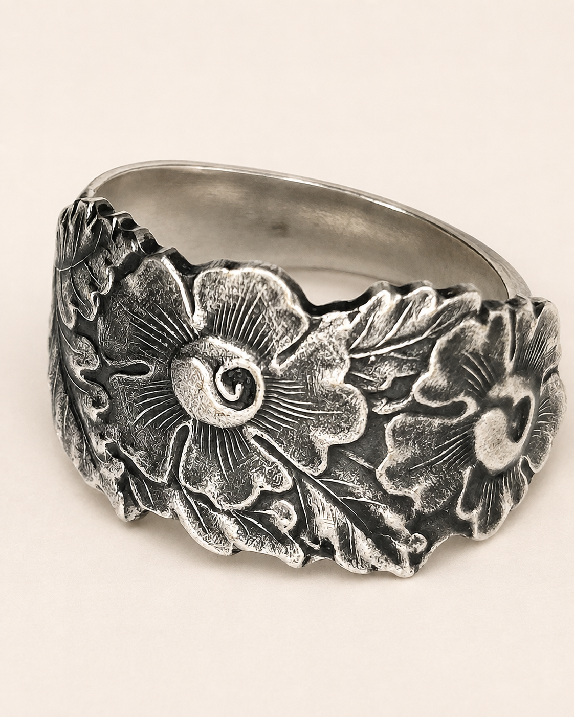 Oak flower spoon ring, front view with large floral and leaf pattern